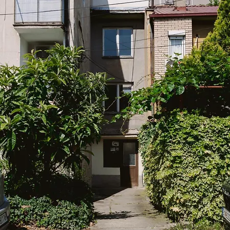 With Mountain View Balcony And Free Parking *