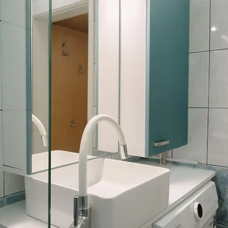 With Mountain View Balcony And Free Parking *