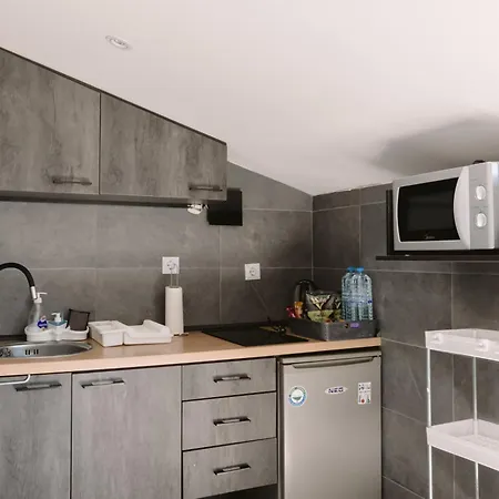 With Mountain View Balcony And Free Parking *