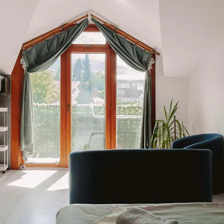 With Mountain View Balcony And Free Parking Apartamento