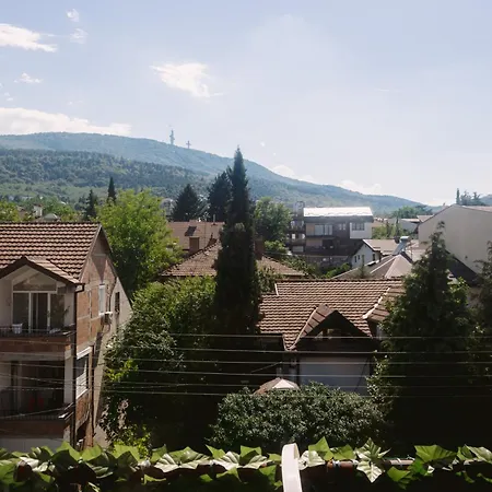 With Mountain View Balcony And Free Parking Apartamento