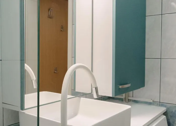 With Mountain View Balcony And Free Parking *